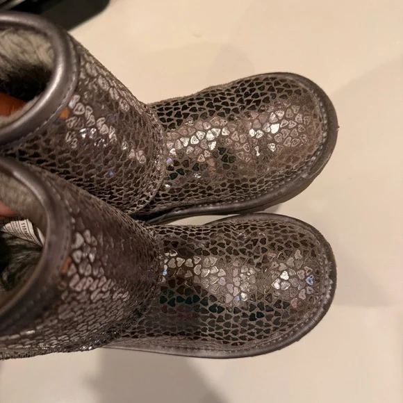 UGG Girls Classic Gel Hearts Boots size 12 Sleek Silver - Picture 2 of 12